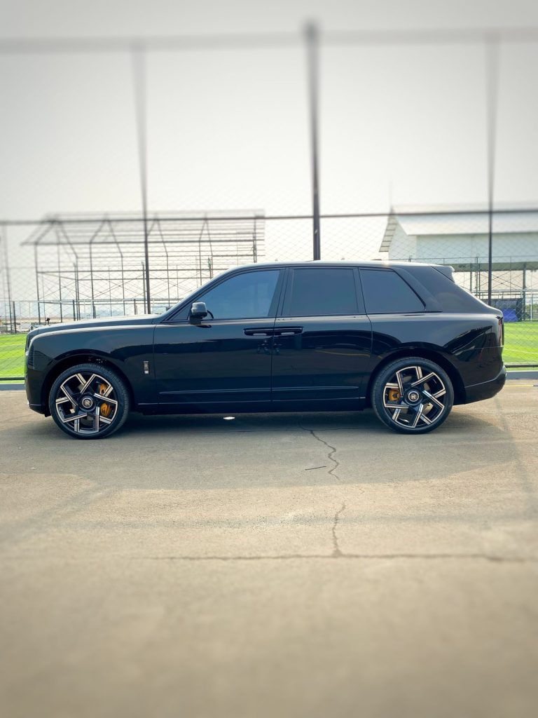 Rolls Royce Cullinan 6.2 series II ( 2+3) Black Indonesia 3